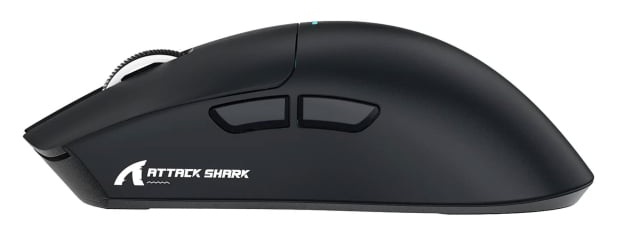 Ultralekka mysz gamingowa Attack Shark X11 o wadze 63 gramów na stanowisku gracza.